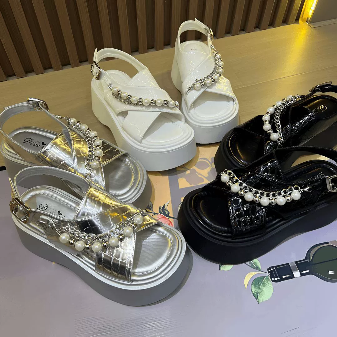 Высококачественные серебряные европейские сандалии на платформе для верхней одежды, пляжные сандалии на толстой подошве для женщин, новинка лета 2024 года.