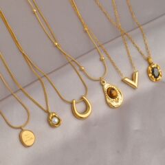 女性用ゴールデンチタン鋼ネックレス、色あせしない、軽い高級ニッチ鎖骨チェーンジュエリー、ハイエンド、多用途、ファッショナブルなネックレス