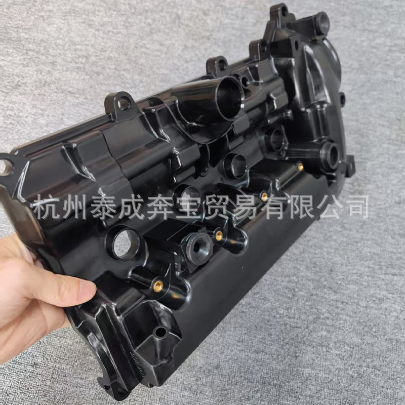 Suitable for Mazda 2 Engine Cylinder Head Valve Cover P301-10-210 P30110210