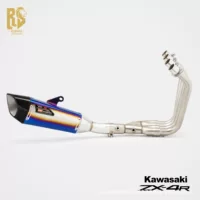 Полносекционная выхлопная труба Kawasaki ZX-4R/RR с синей хвостовой секцией, запеченной в специальной TSS, повышает мощность трекового и горного бега.