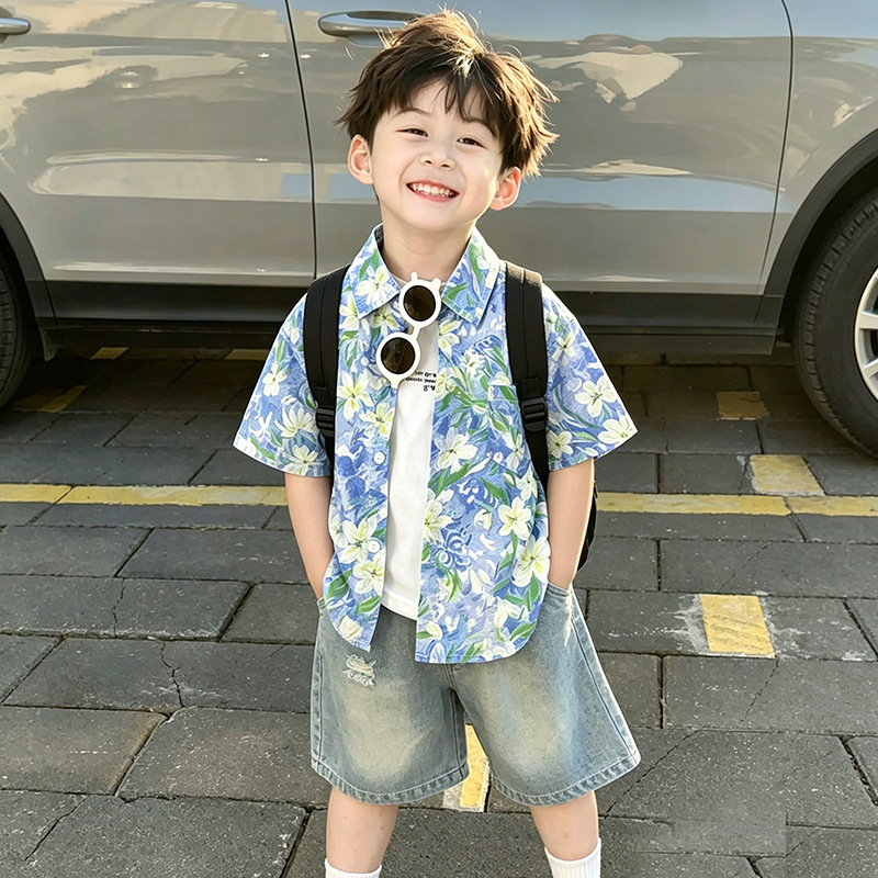 Summer children's short-sleeved shirt, boys' new style, 2026, thin, college style, fashionable white top.