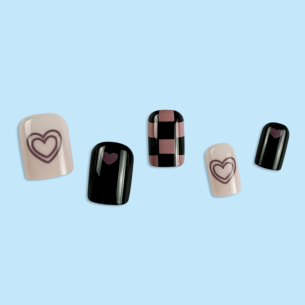 Chica caliente, uñas de uñas dulces y frescas, uñas de uñas rosadas, uñas postizas, uñas de tablero de ajedrez negro y morado