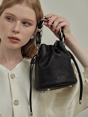 2023 New Adjustable Water Bucket Bag with High-End Feel, Hand-Promoted Chain Crossbody Bag for Commuting and Leisure, Soft Leather Roaming Bag