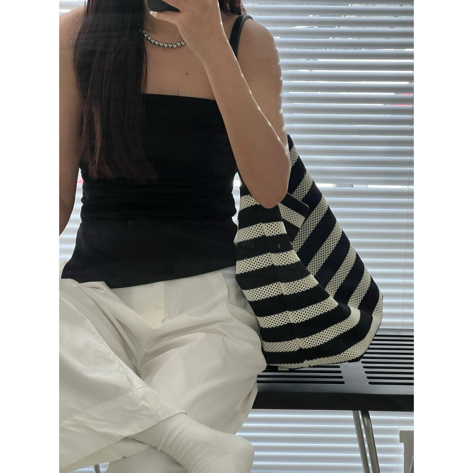 Black And White Striped Hollow Out Large Capacity Tote Bag 2026 New Casual Luxury Commuter Crossbody Bucket Bag For Women - Thumbnail 5