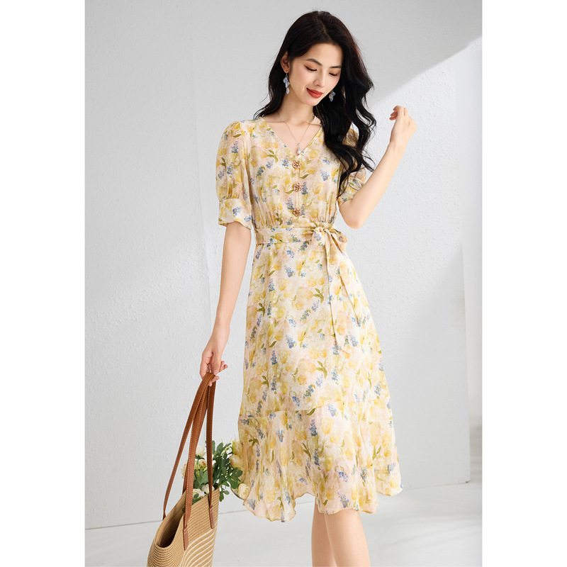 Young-Style French V-Neck Short-Sleeve Silk Dress with Waist-Cinching Design, Mid-Length Crepe De Chine Printed Silk Dress for Petite Figures Young-Style French V-Neck Short-Sleeve Silk Dress with Waist-Cinching Design, Mid-Length Crepe De Chine Printed Silk Dress for Petite Figures