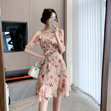 玫瑰粉色碎花吊带连衣裙法式温柔风荷叶边高腰短裙