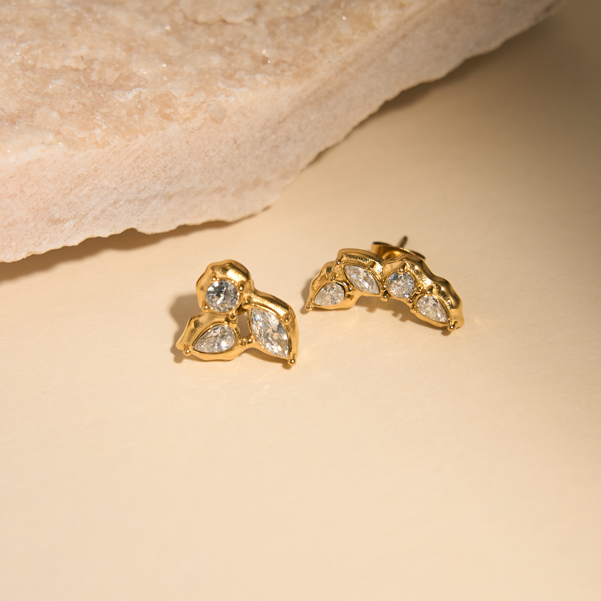 All Seasons Season 1 Pair Vacation Classic Style Solid Color Inlay Titanium Steel Rhinestones Ear Studs
