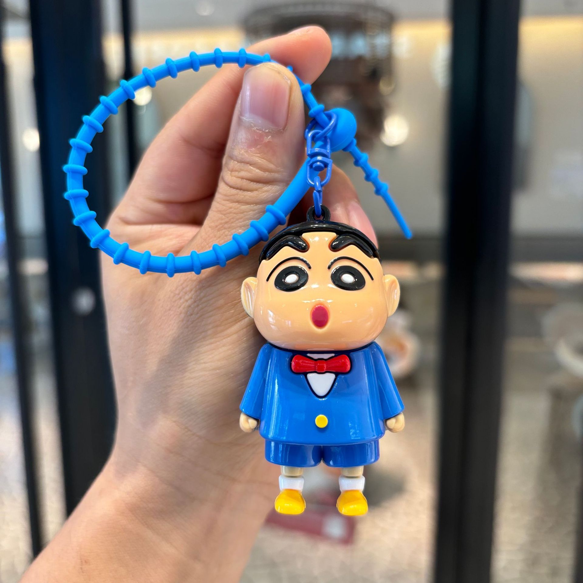 Crayon Shin-chan mestizo llavero colgante de muñeca hombres y mujeres lindo bolso de muñeca de dibujos animados colgante llavero al por mayor