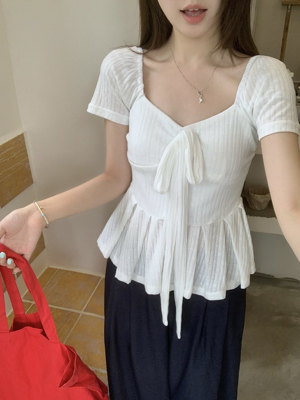 プラスサイズの太ったMMの甘い質感のスクエアネックトップは、蝶ネクタイ付きの右肩半袖Tシャツです|undefined