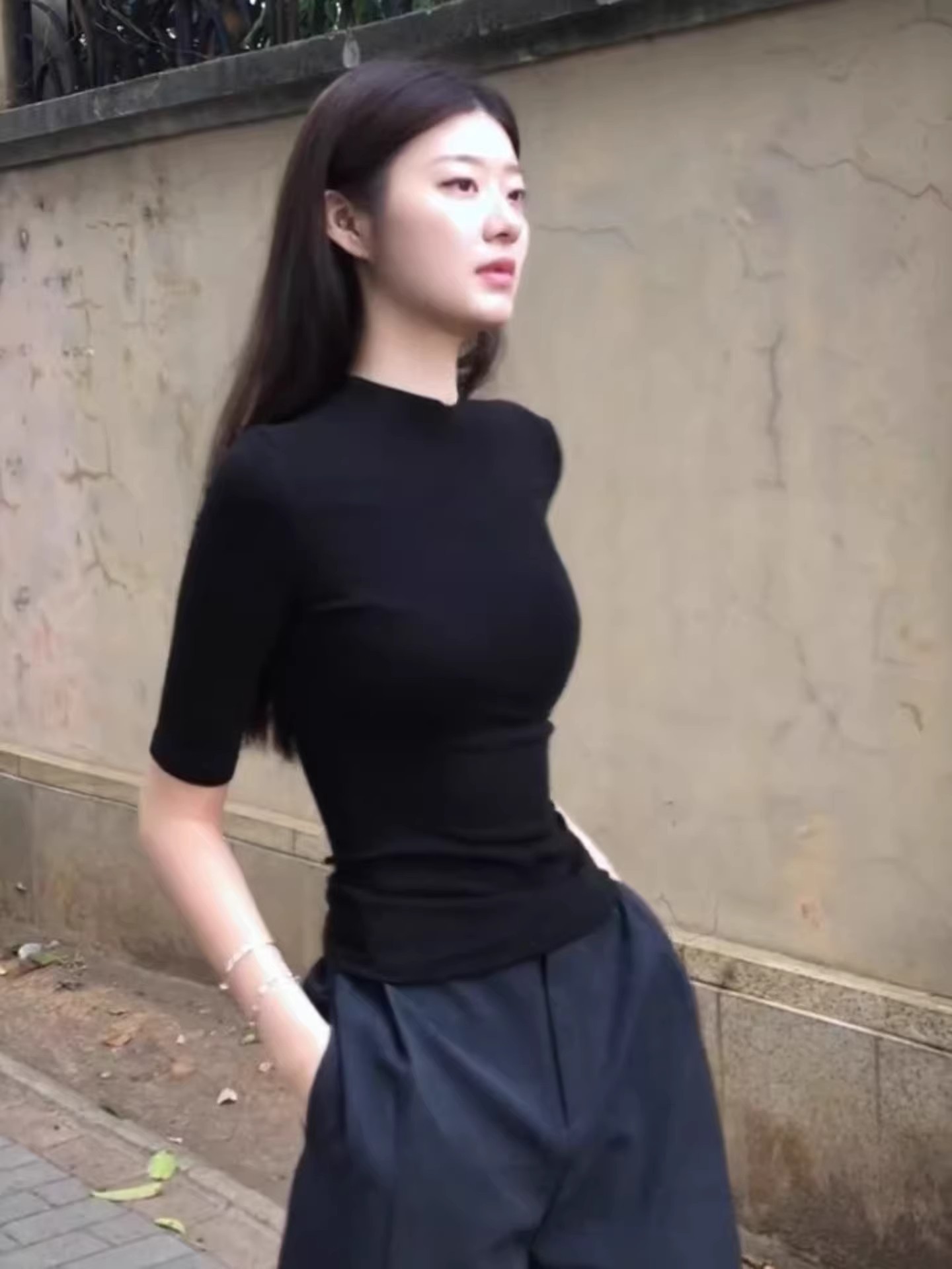 美式辣妹黑色早春新款修身设计显瘦基础款中袖收腰正肩T恤女上衣