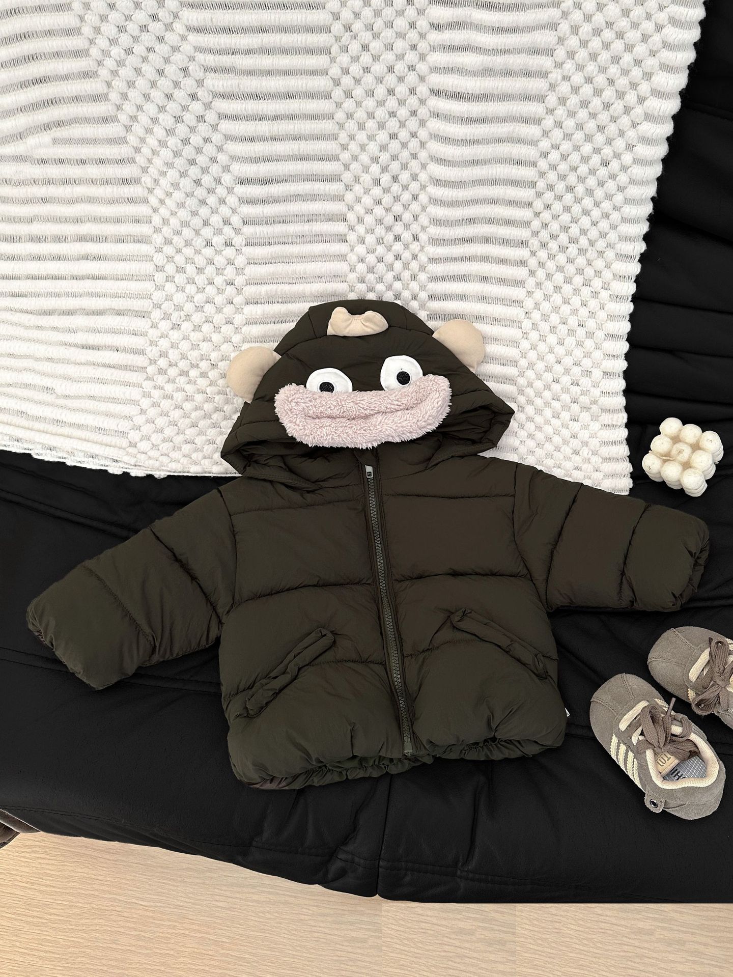 Ropa de invierno de algodón bebé nuevo tipo de dibujos animados para hombres y mujeres lindos algodón intercalado grueso abrigo de algodón cálido