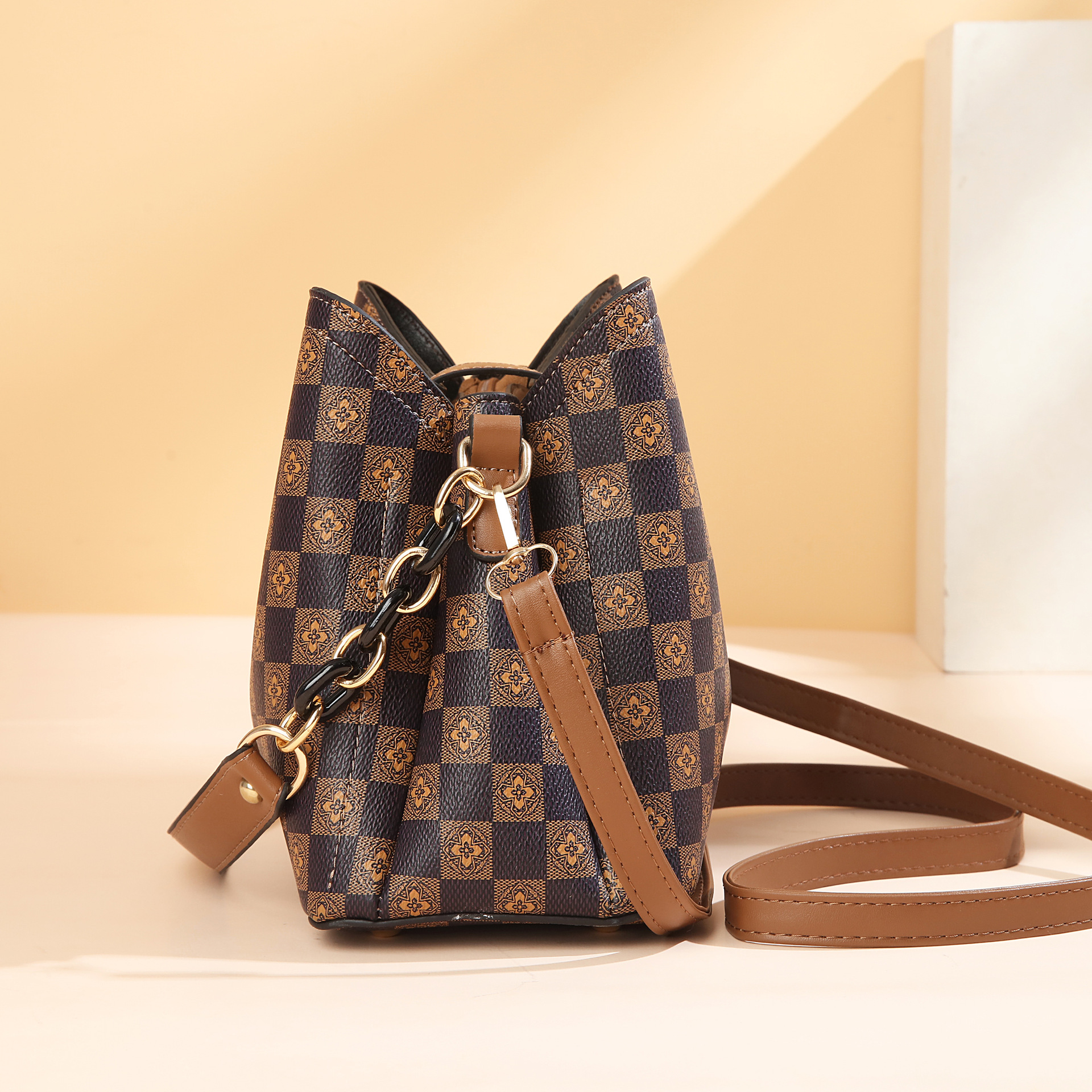 Bolso de Mujer con Diseño de Cuadros de Taizhou, Bolso de Hombro Retro Elegante, Bolso de Mujer de Gran Capacidad, Bolso Tipo Cubo a Cuadros.