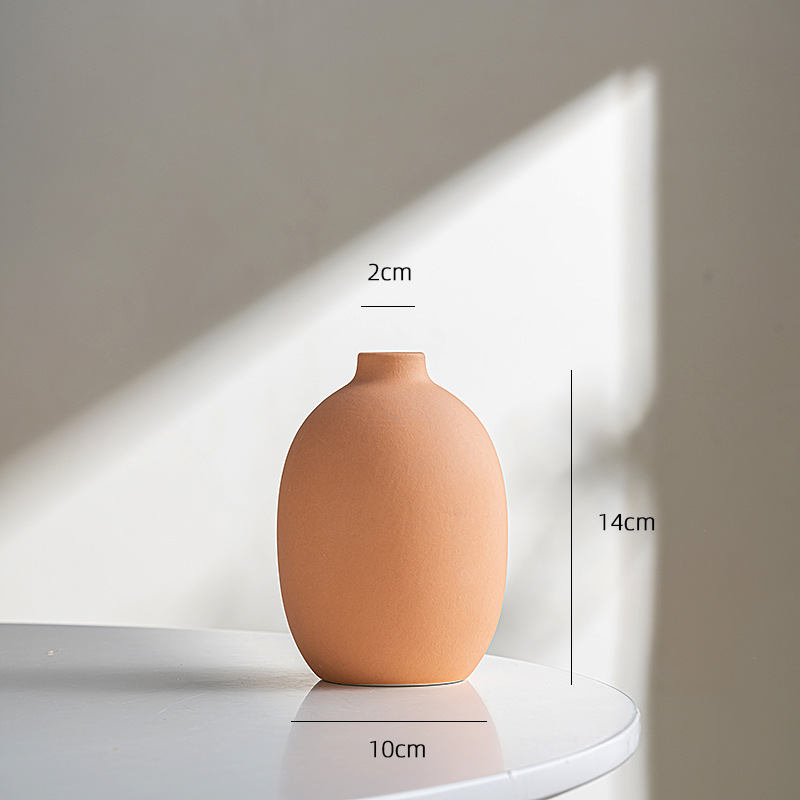 중간 오렌지색 꽃병