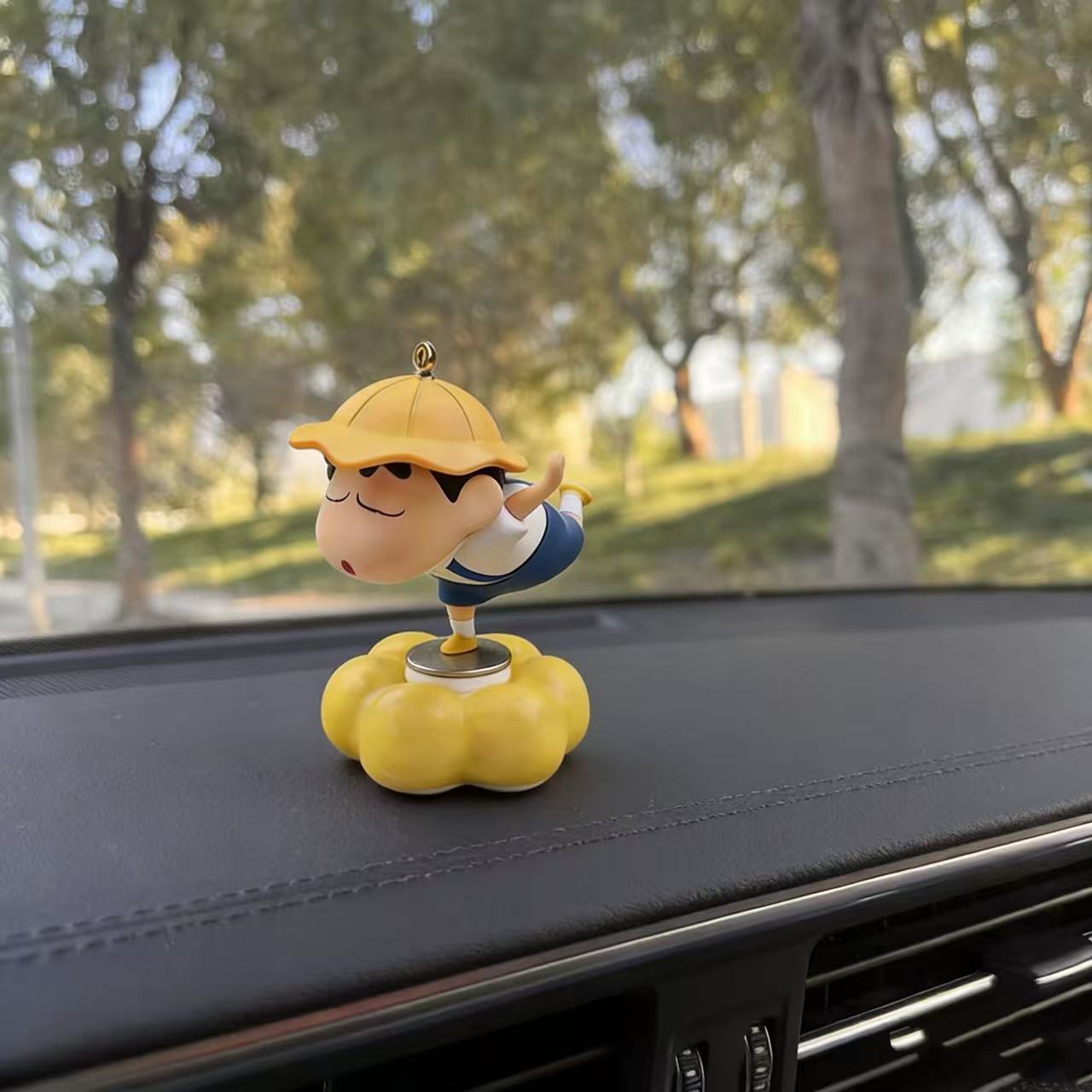 New Stress-Relief Crayon Shin-chan Rotating Flower Car Ornament for Car Dashboard Decoration, Cartoon and Fun