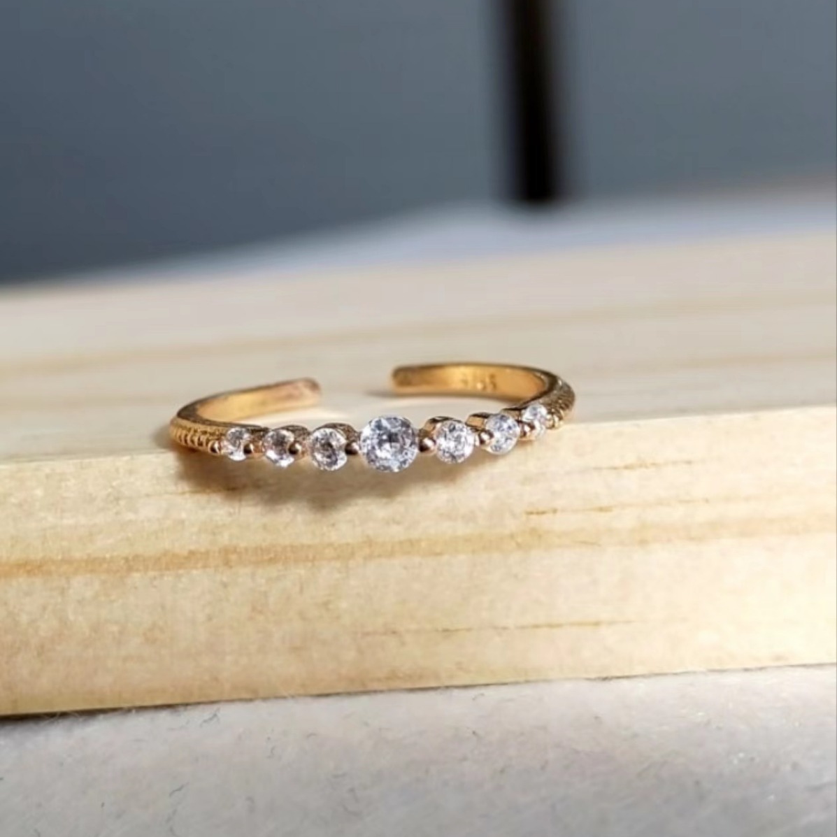 Exquisite V-shaped Zirconia Diamond Ring For Index Finger_voghion.com