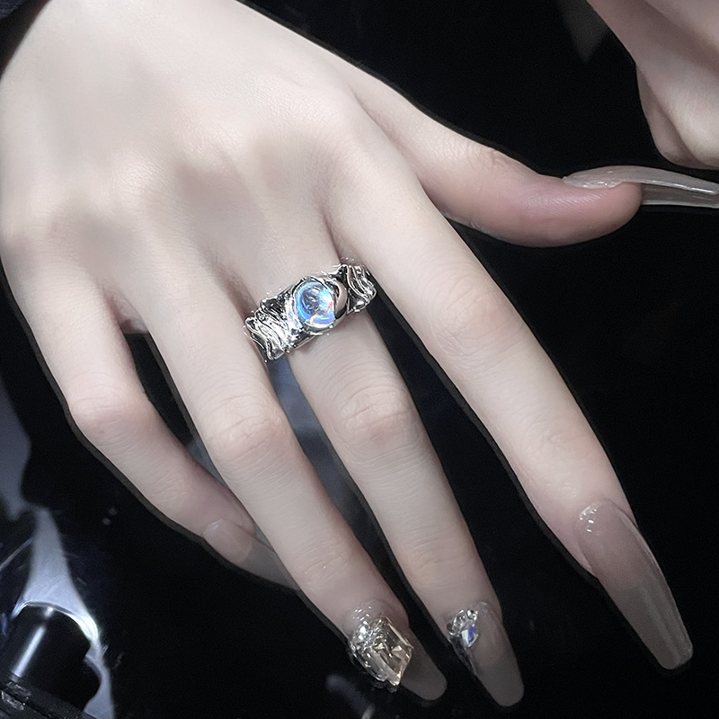 Moonstone en forma de corazón irregular francés líquido de alta calidad anillo abierto personalidad femenina anillo de textura de gema