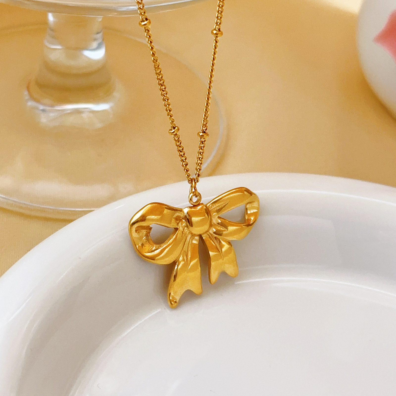Arco de mariposa Europa y Estados Unidos personalidad collar de acero de titanio pernos de moda lujoso ligero conjunto de joyas personales femeninas