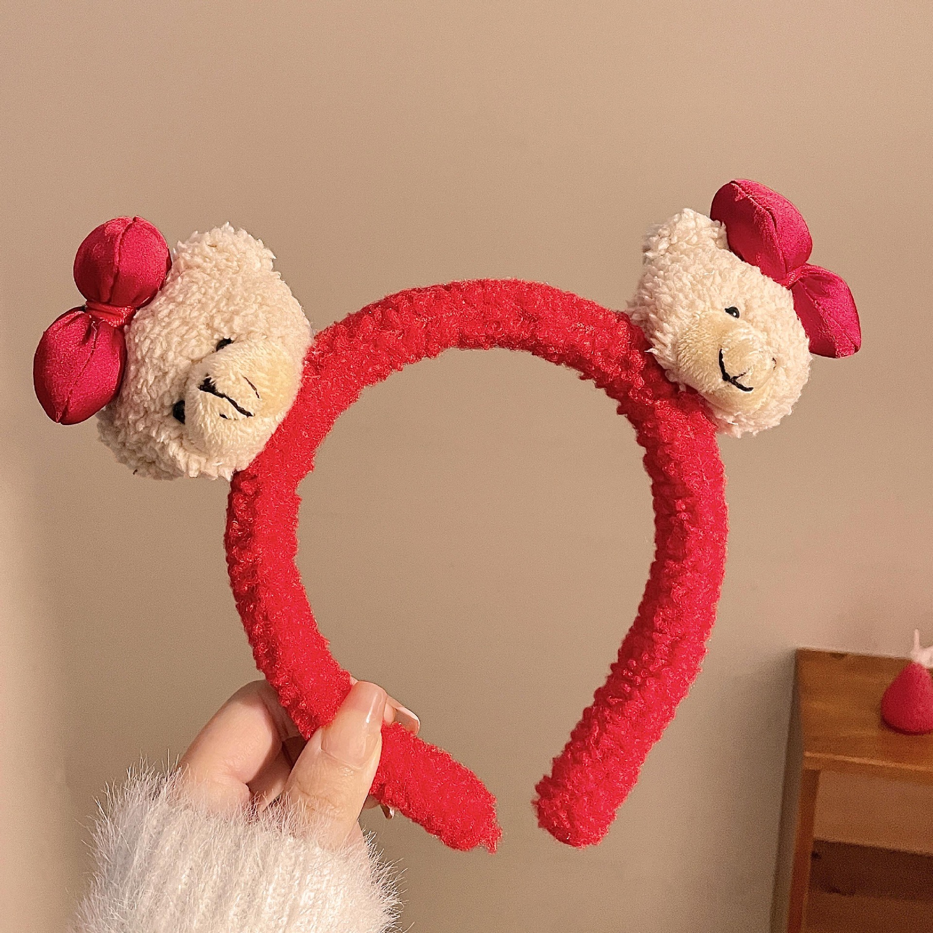 59# ours avec nœud papillon rouge