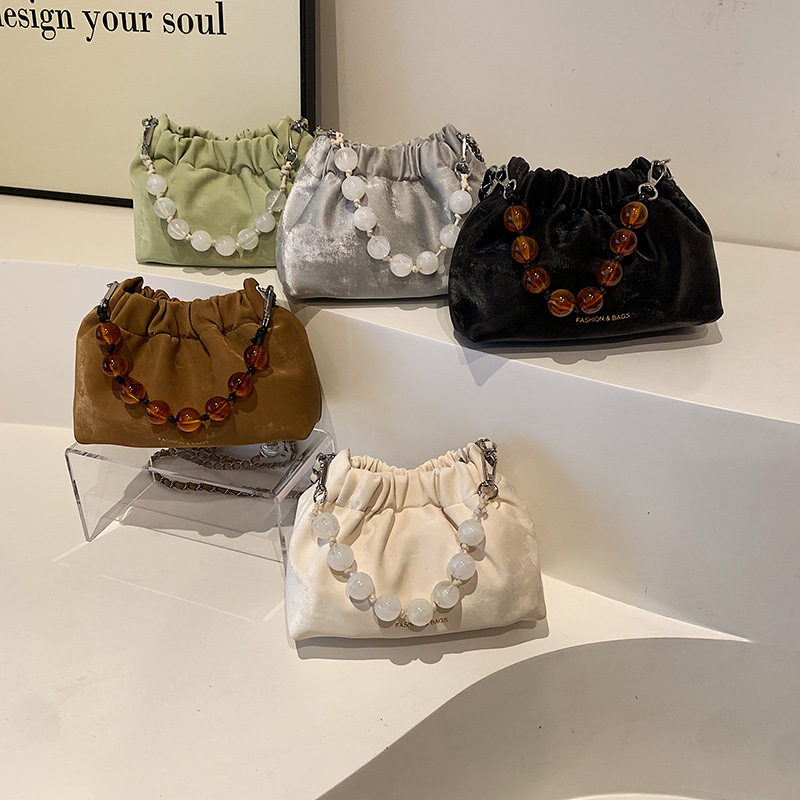 2024 nuevo bolso de perla de moda de mujeres bolso de nube plegado nicho cadena de hombro bolso de cubo