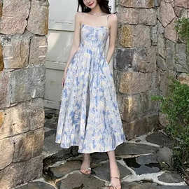 2025蓝色油画长裙夏季新款沙滩裙碎花吊带连衣裙女法式气质裙子