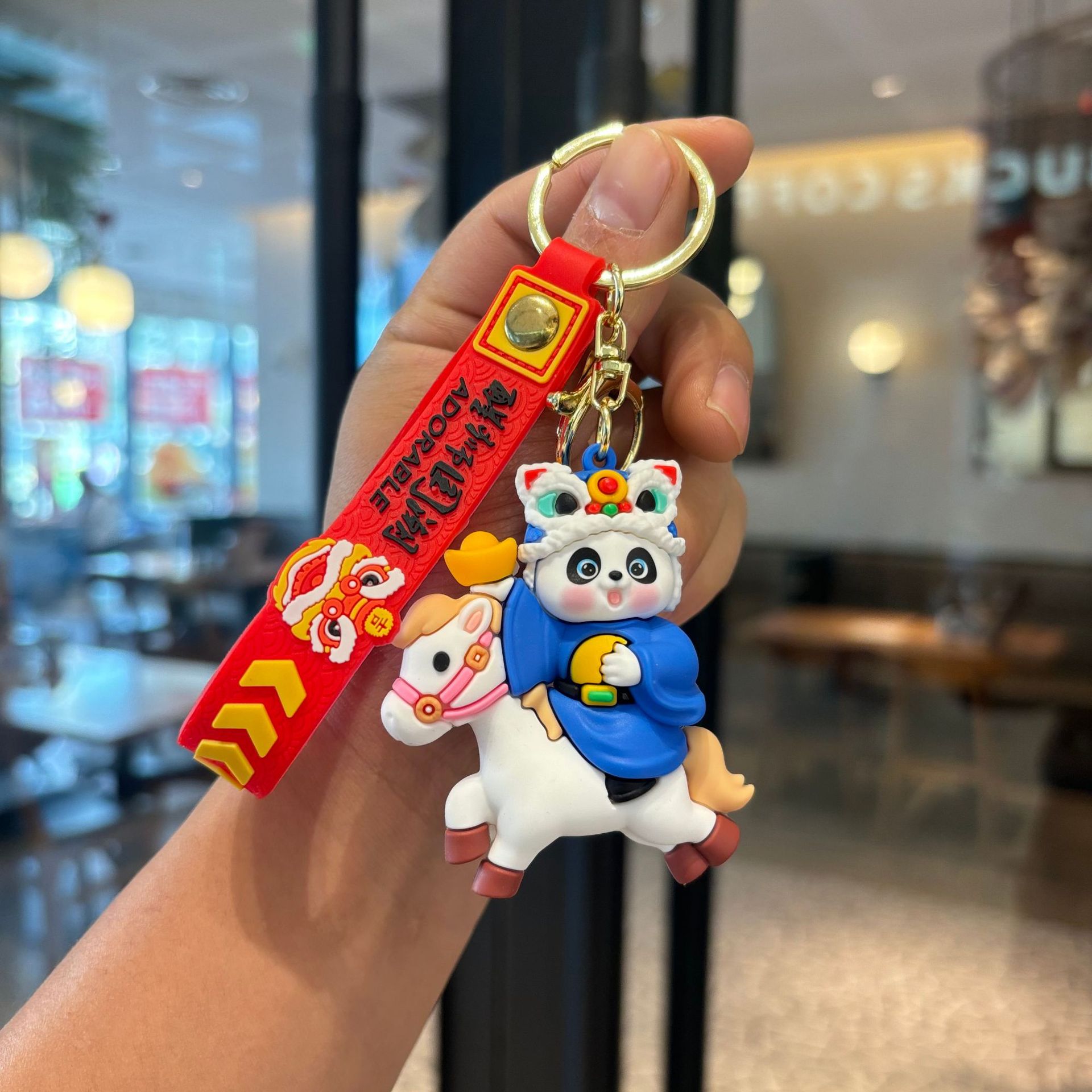 アニメは竹のパンダのキーホルダーを抱いてかわいいパンダのカップルの小銭入れを掛けます。