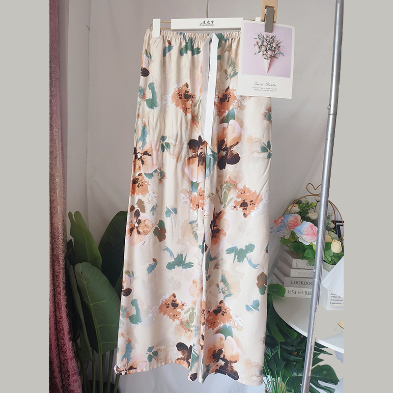 흰색 바탕에 노란색 꽃