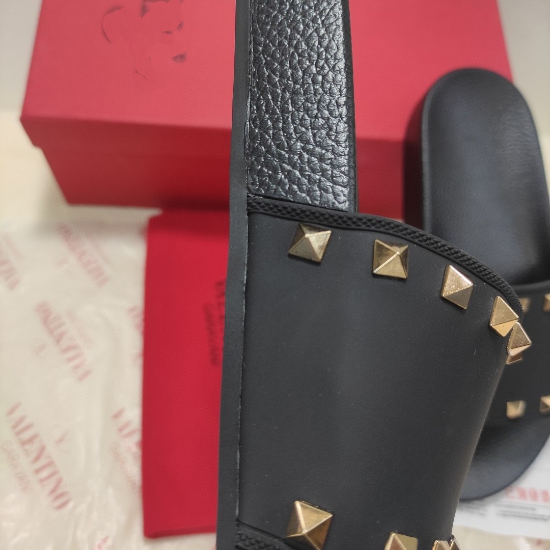 New Rivet Non-Slip Versatile Couple Outdoor Beach Unisex Personality One-Word Slippers_vogvips.com