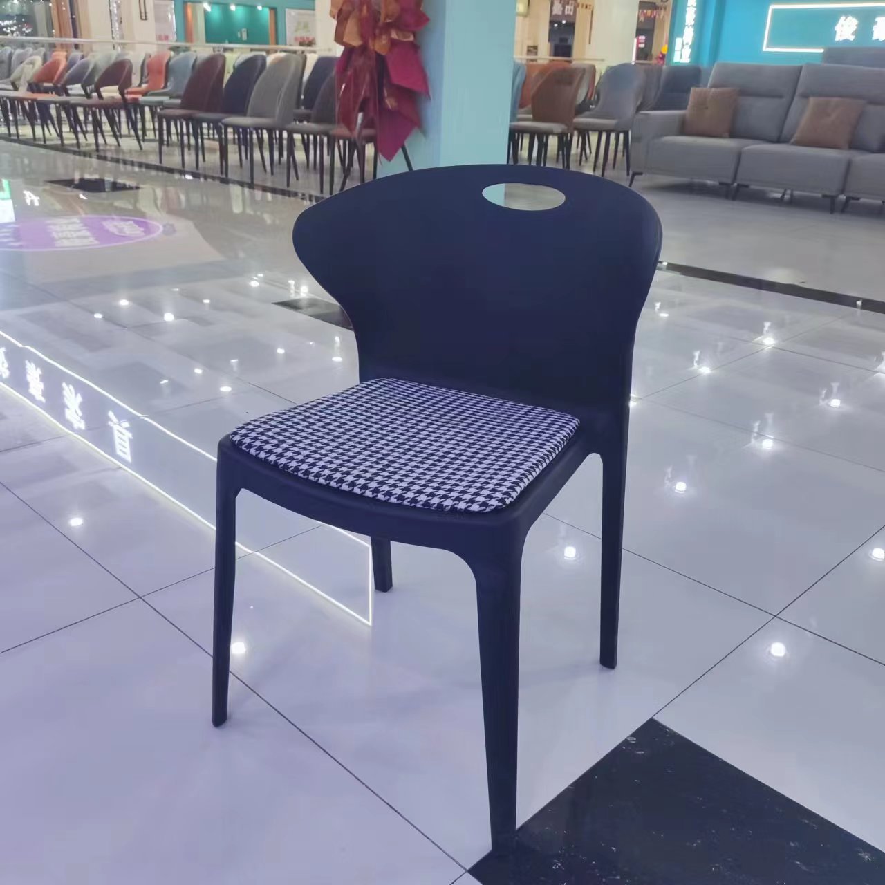 쿠션이있는 블랙