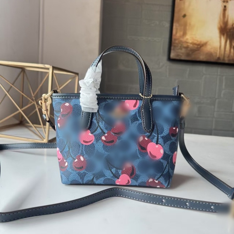 寇家の新型女性mini city小托特包はギョーザに斜めにまたがって古い花車センチのレジ袋を持っている.|undefined