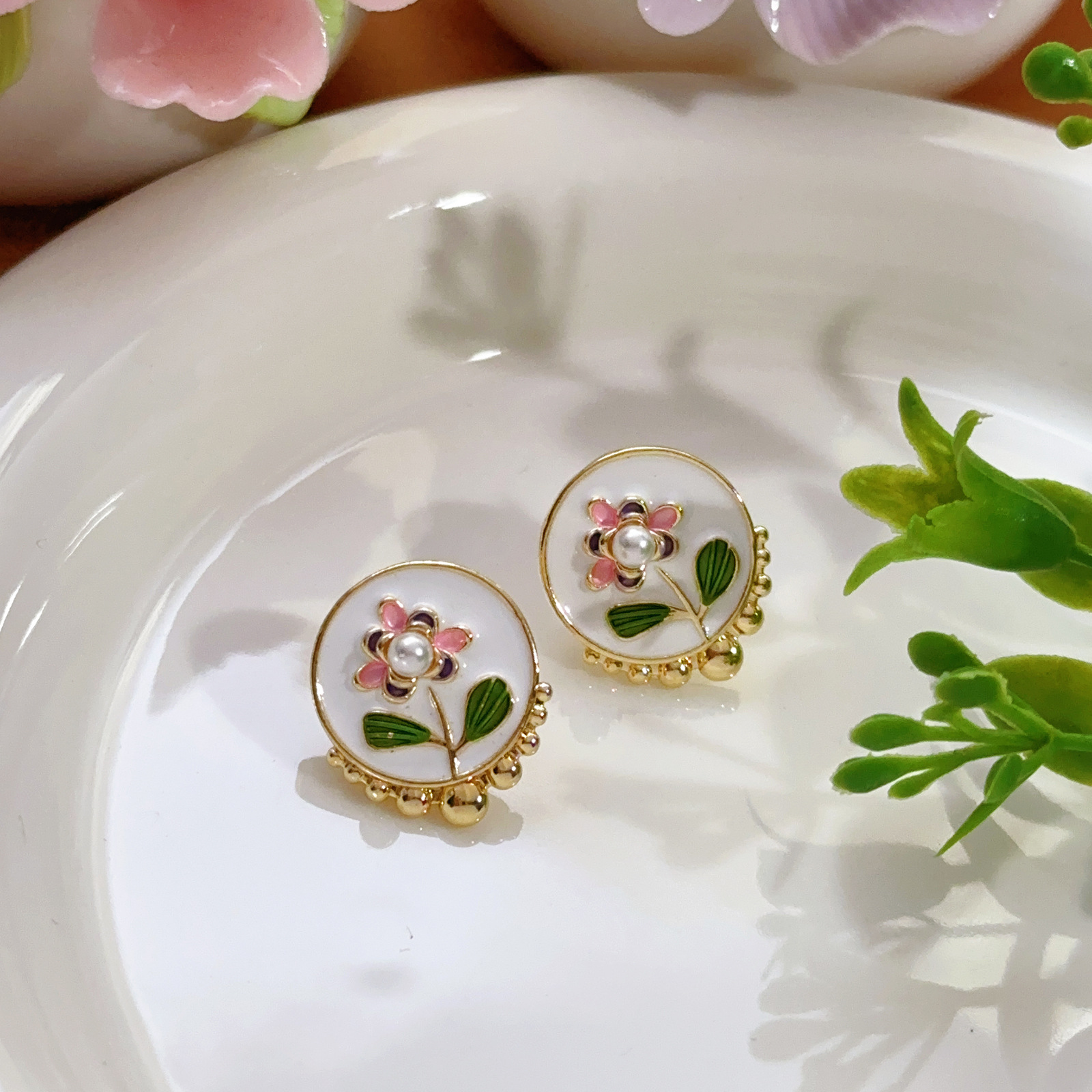 Pendientes de perlas Zhuji, temperamento blanco francés, pendientes antiguos, desplazamientos diarios, lujo ligero, joyería de orejas de alta gama al por mayor