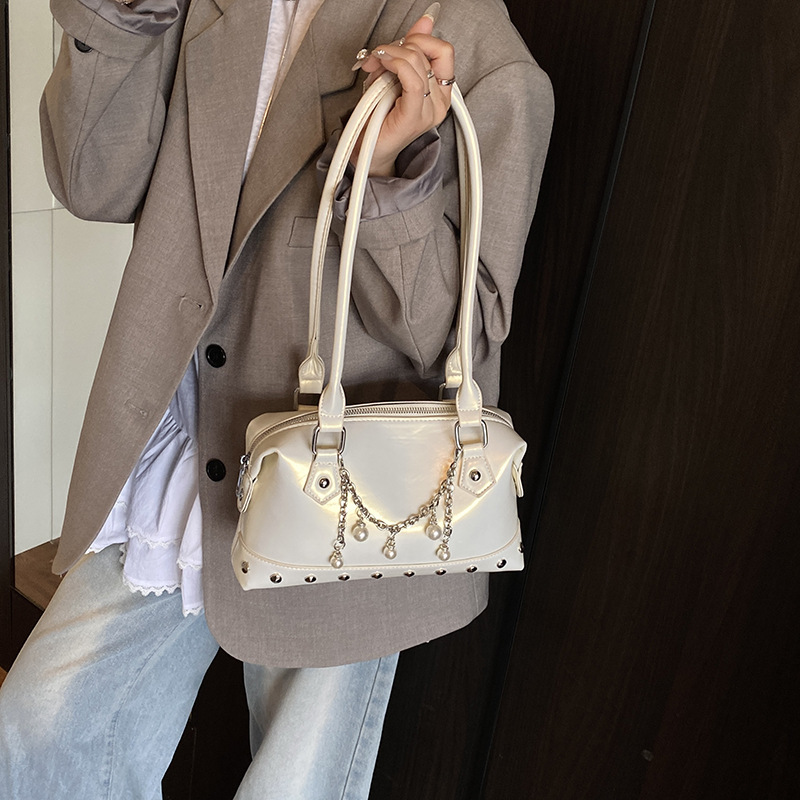 Dulce y fresco bolso de axila de chica caliente 2025 primavera y verano nuevo bolso femenino bolso de alta calidad bolso de hombro con remaches personalizado marea