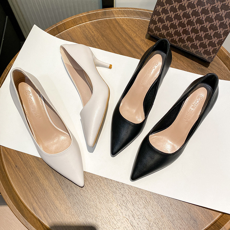 Primavera de 2022 nuevo estilo en línea de chicas francesas desnudas zapatos de tacones altos de tacones delgados sexy zapatos de trabajo negros puntiagudos