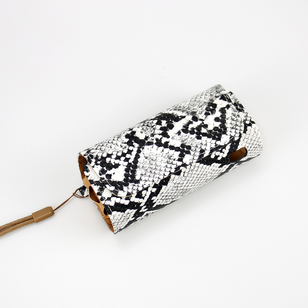 뱀가죽 패턴 화이트