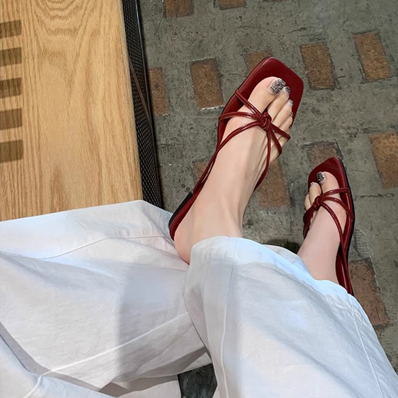 Grava Madre verano nuevo estilo francés cuadrado correa hueco clip tacones gruesos zapatillas frías para mujeres