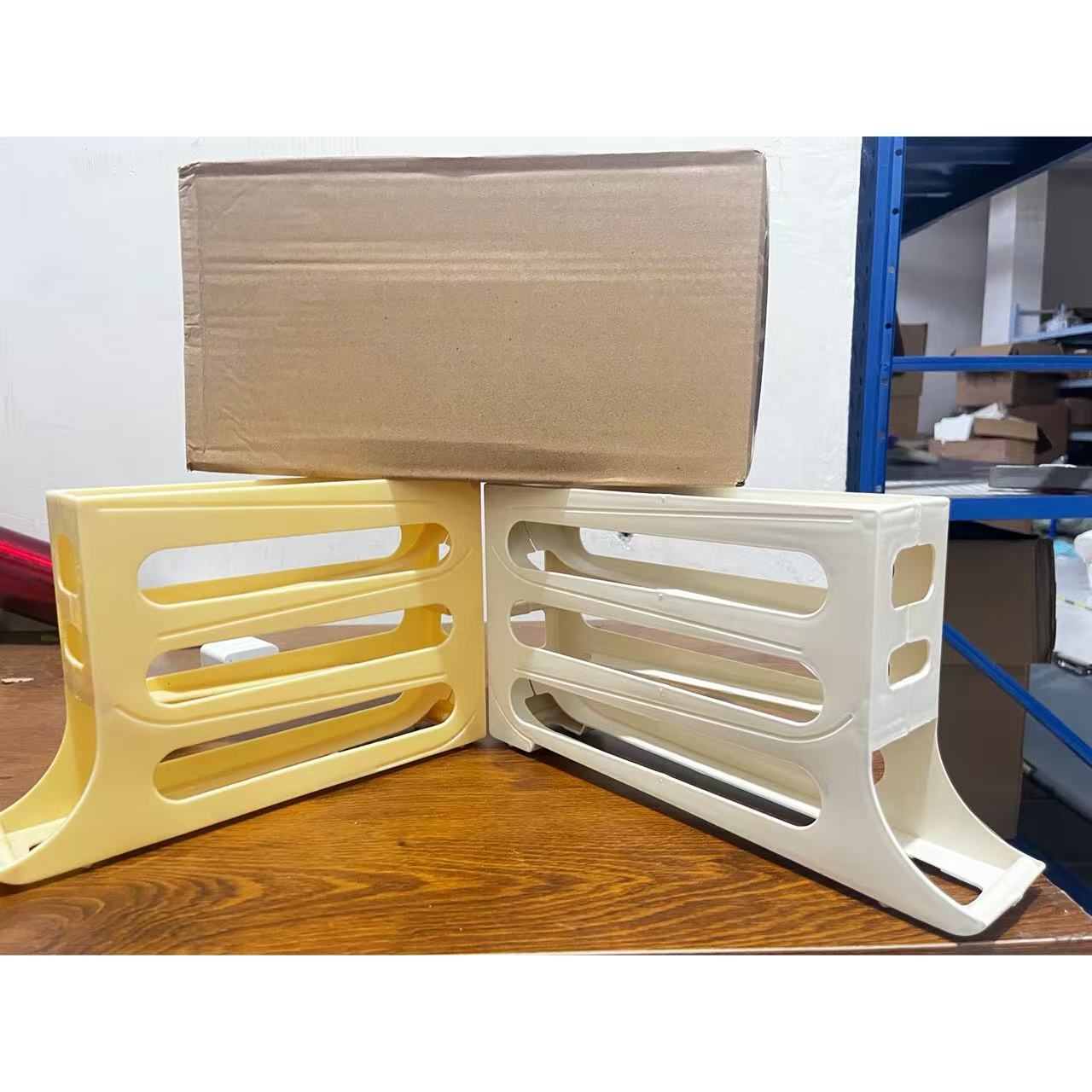 Caja de almacenamiento de huevos de tipo deslizante automático creativo para huevos domésticos de cuatro capas, estante de huevos para ahorrar espacio en la puerta lateral del refrigerador