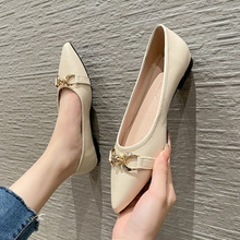 2025 primavera elegante tacón alto puntiagudo hebilla de caballo boca baja tacón grueso cuero suave suela plana casual zapatos de viaje individuales