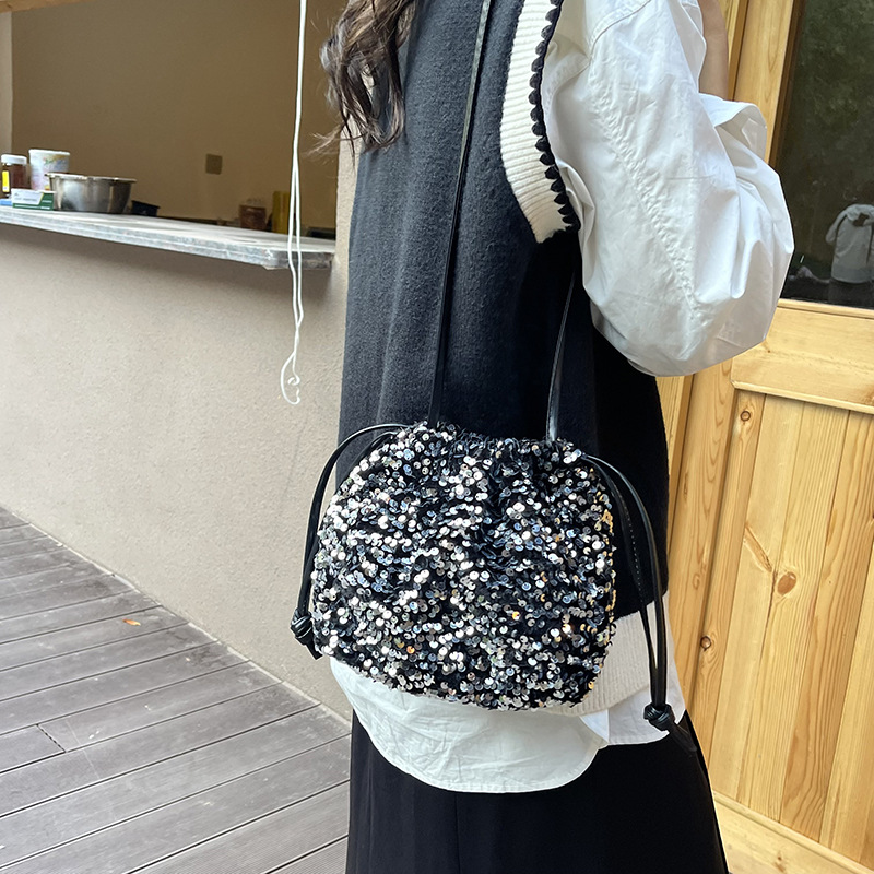 ins小众高级感闪闪亮片blingbling抽绳束口福袋包单肩斜挎水桶包