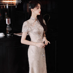 敬酒服の花嫁のドレスのスカートの女性の宴会の気質は婚約します。