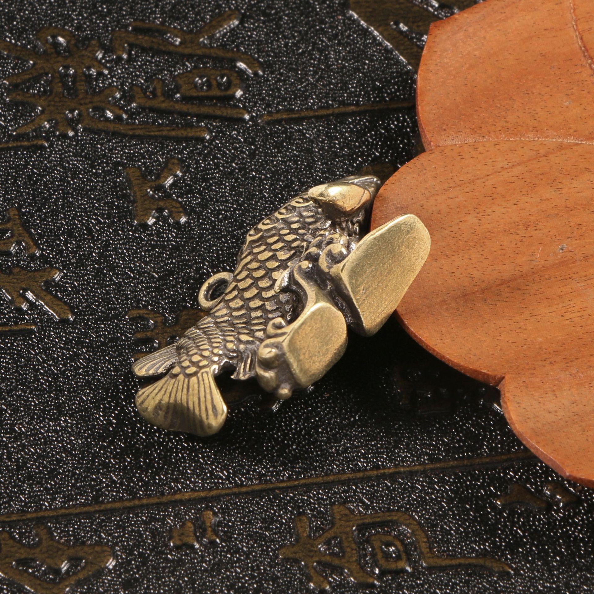 Antigua colección de antigüedades adornos latón antiguo dragón pescado coche llavero pequeño colgante cobre mango fábrica al por mayor