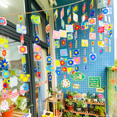 手作りのカラーガラス紙の透明な幼稚園の絵のプラスチックの落書きの絵の膜の四角形の飾りの配置