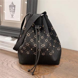 Open Drawstring Magnetic Buckle Knitted Shoulder Bag Women's Korean-style Convenient All-match Large Capacity Bag Casual All-match Tote Bag