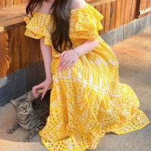 法式镂空一字领黄色连衣裙女2024新款气质甜美独特超好看度假长裙