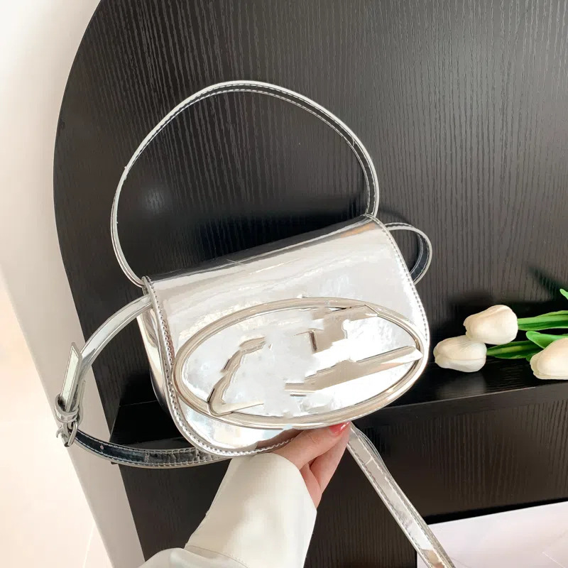 Comercio exterior transfronterizo moda todo fósforo diseño de nicho bolso Ding Dong bajo axila bolso diagonal de un solo hombro versión alta bolso de herradura celebridad de Internet