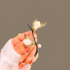 クラシックなマグノリア賞は、同じマグノリアの花のブローチ、女性用の高級コサージュ、軽くて豪華なパーソナライズされたピンアクセサリーを着用しています。