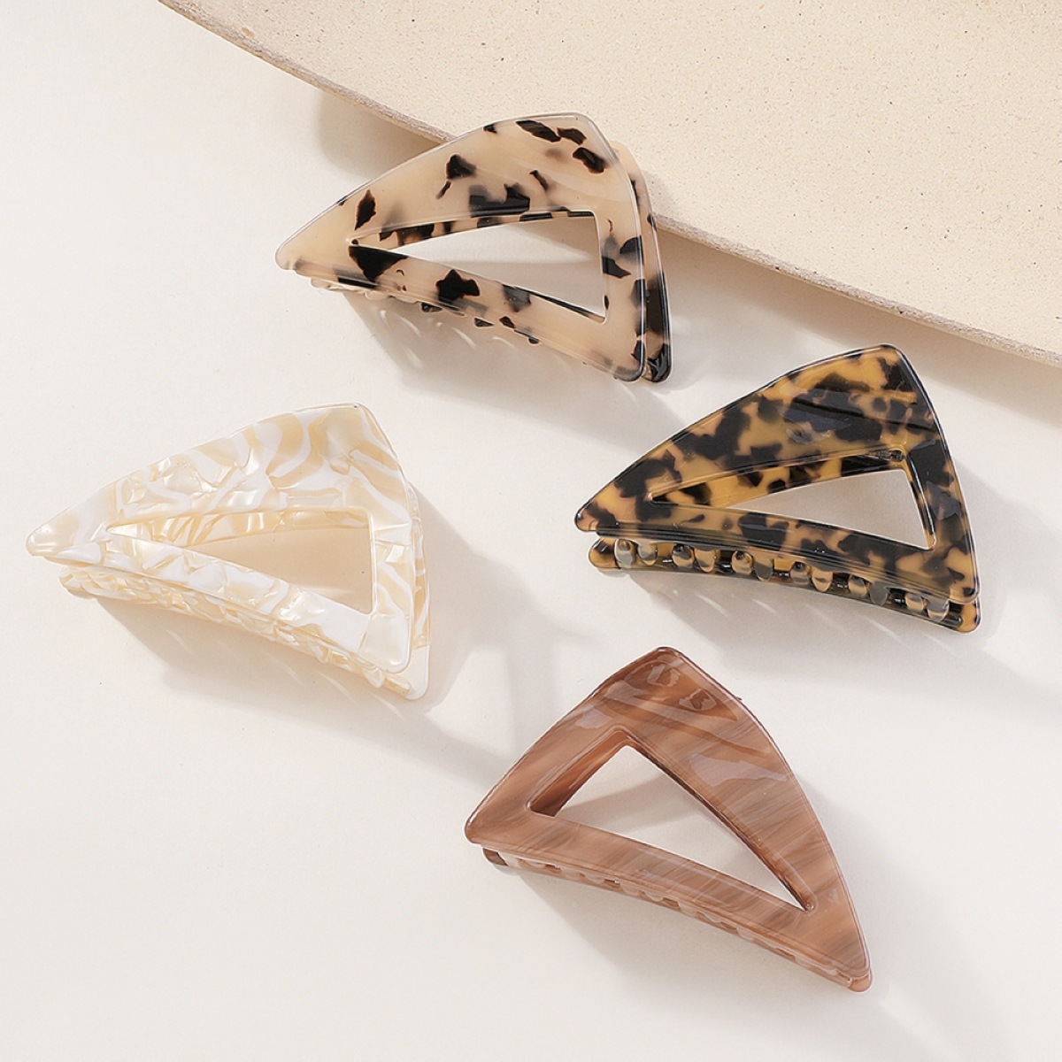 Fashion Acrylic Cellulose Acetate Triangle Grip Women's Retro Simple Hair Accessories display picture 1