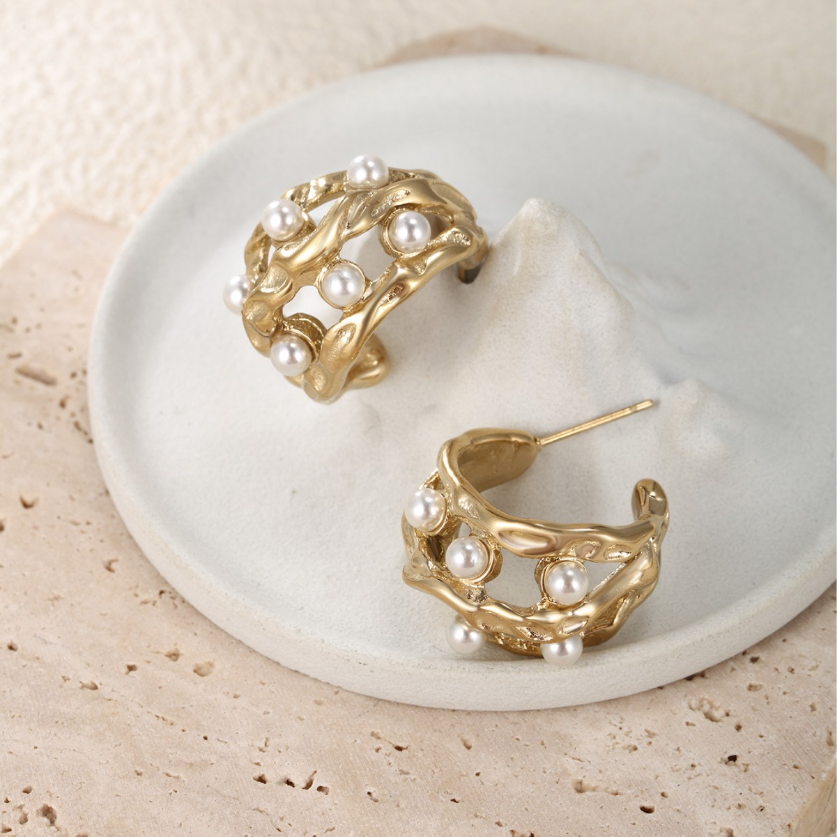 Xuping Xiaozhong ins viento hueco perla perlas perlas exageradas orejetas femeninas sensación de alto nivel lujo ligero aretes de moda atmósfera