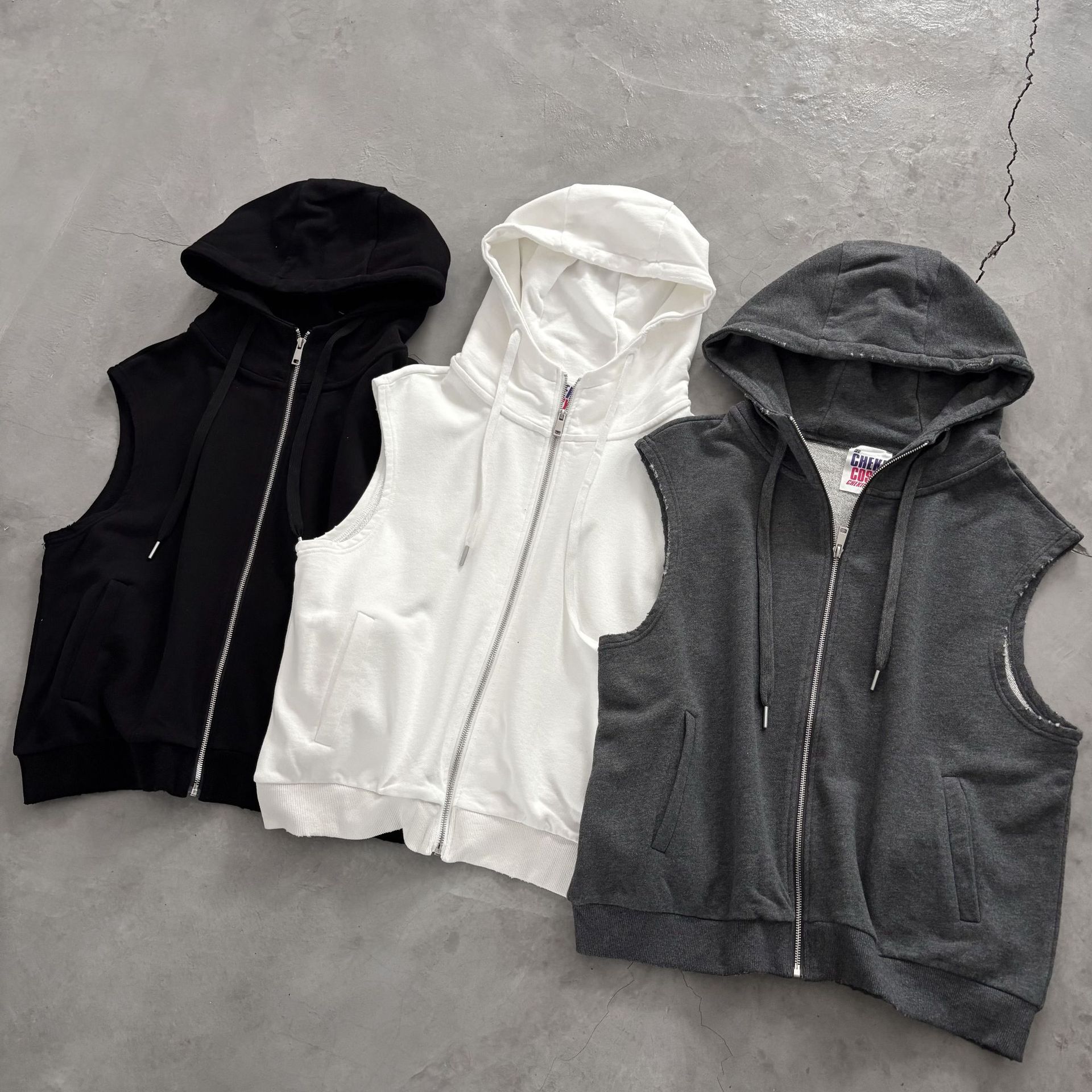 Who hasn't yet discovered the joy of layering hoodies and vests! (Custom item: Pure cotton terry cloth washed cotton distressed hooded vest)