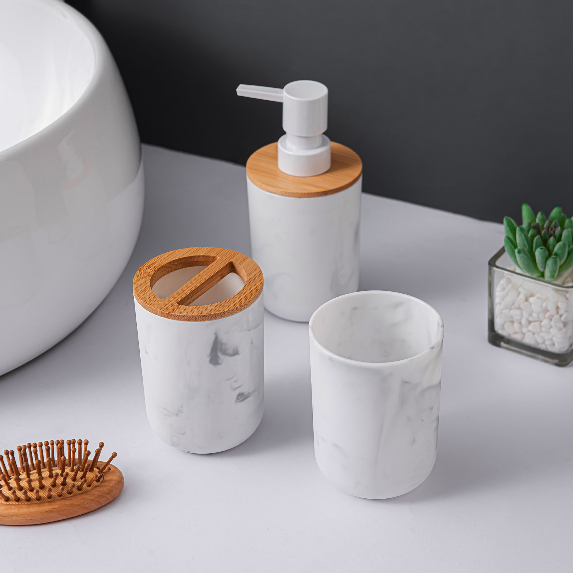 Baño de bambú y baño de tres piezas de baño de artículos de higiene de baño taza de enjuague cepillo de dientes de pasta de dientes conjunto de botella de loción