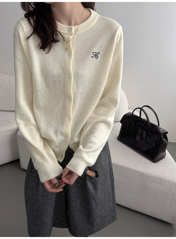 黎诺秋新款韩系字母刺绣羊毛衫女2025设计感圆领短款毛衣开衫上衣|undefined