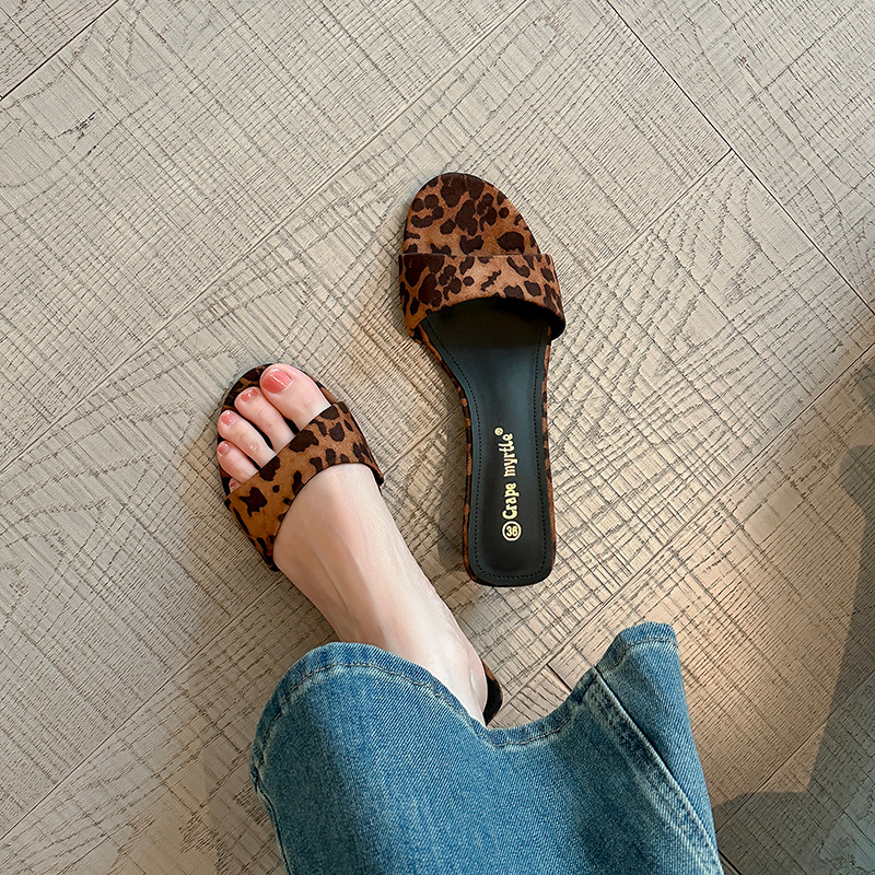 2025 verano nuevo estilo pantuflas de cuña con estampado de leopardo, tacones altos para mujer, temperamento francés versátil, sandalias y pantuflas